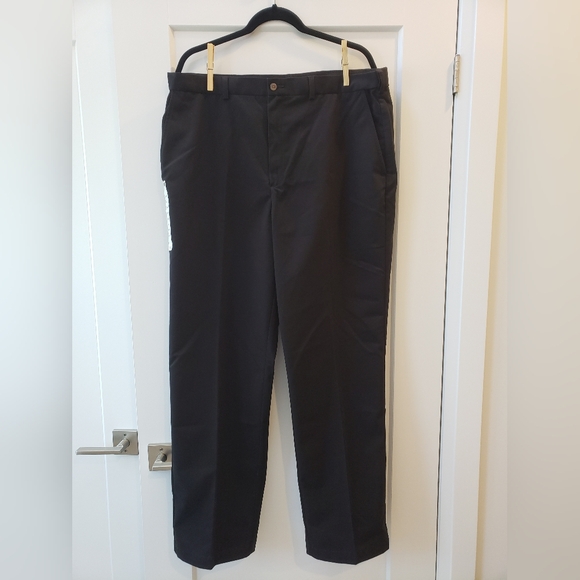 Brand new Haggar Men's No Iron Khaki Classic Fit, Expandable Waist - Picture 1 of 11